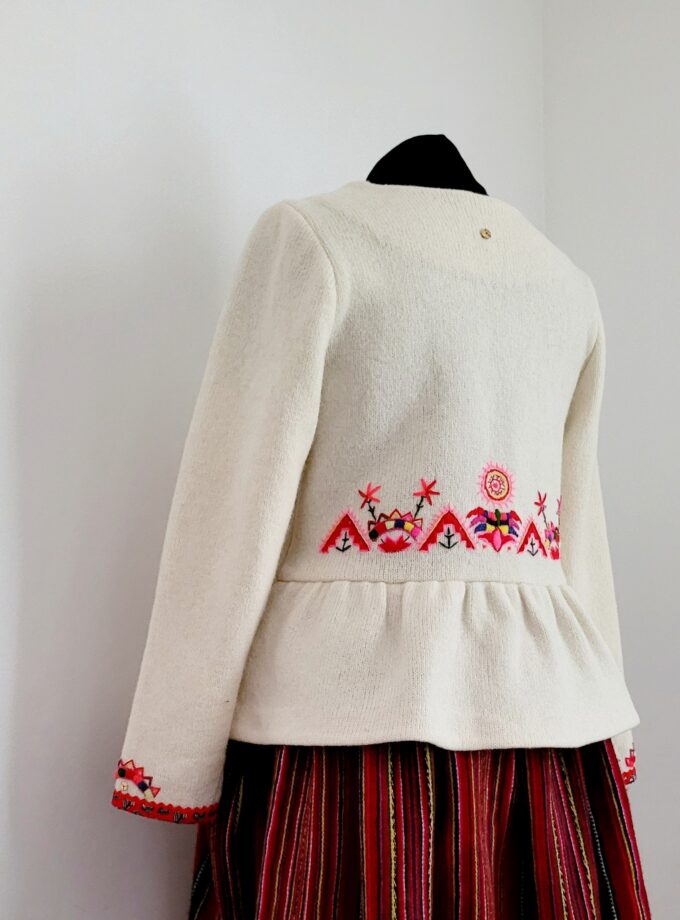 Valge, Kihnu käiste tikandiga jakk siidvoodril, tellimisel