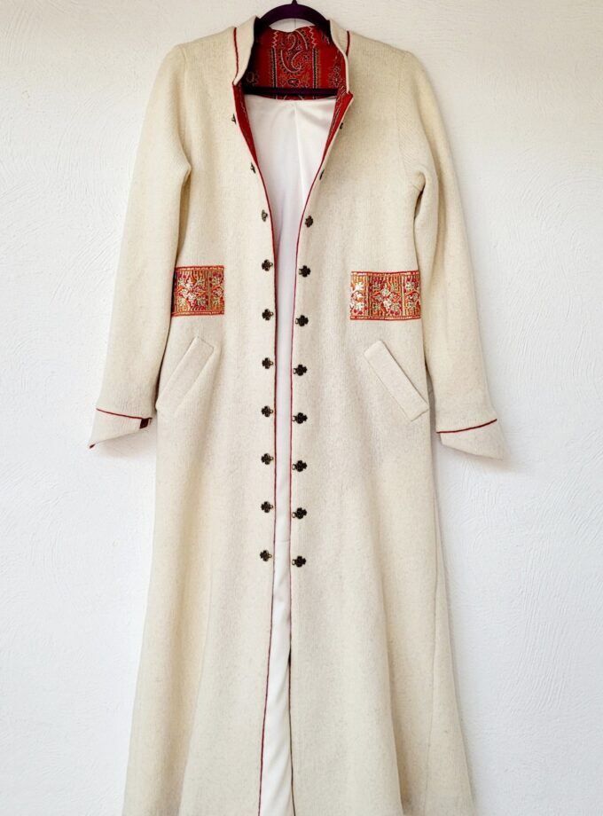 Valge pikk mantel siidvoodril, tellimisel