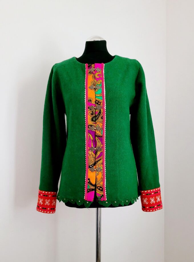 Muhu mitmevärvilise heegeldamise tehnikas mansettidega jakk, tellimisel