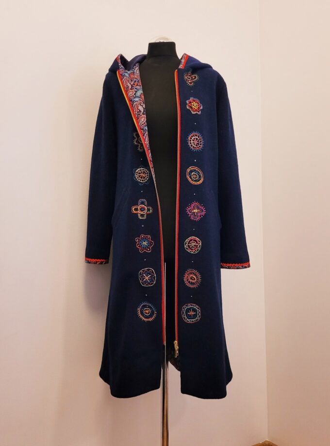 Tumesinine arhailise tikandiga mantel siidvoodril, tellimisel